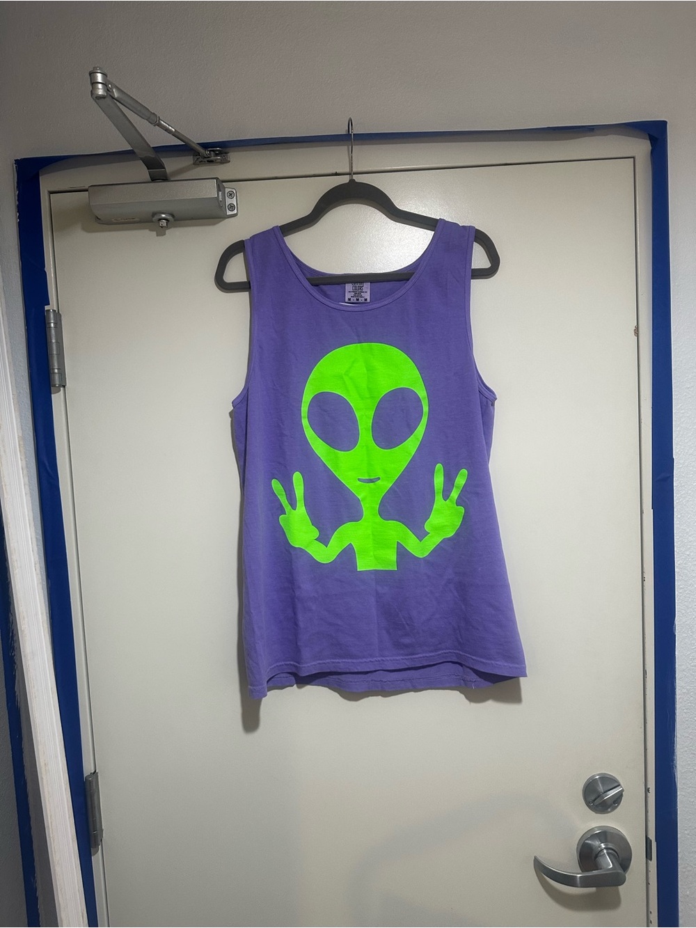 NWT ALIEN Purple Neon Green Workout Stretch Muscle Screenprint Peace Tank Top M - Picture 7 of 11
